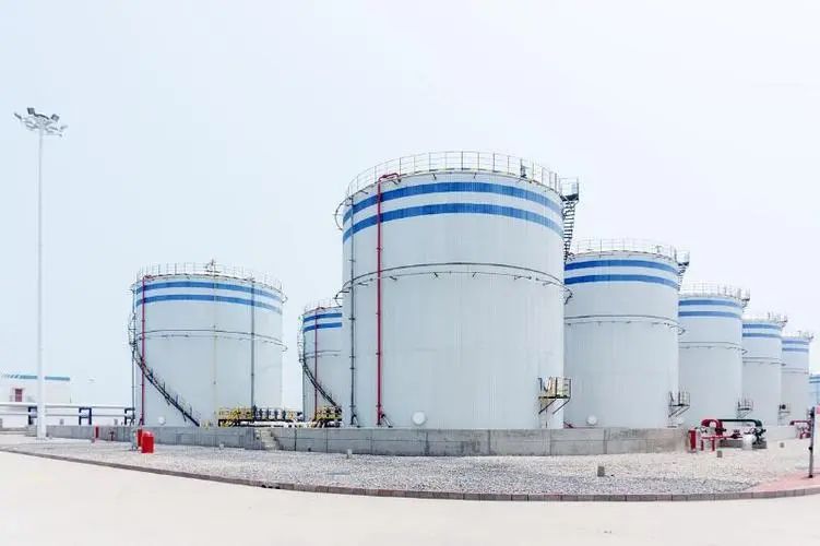 解決工業(yè)儲(chǔ)罐隔熱防腐難題：鼎業(yè)再生循環(huán)保溫材料應(yīng)用